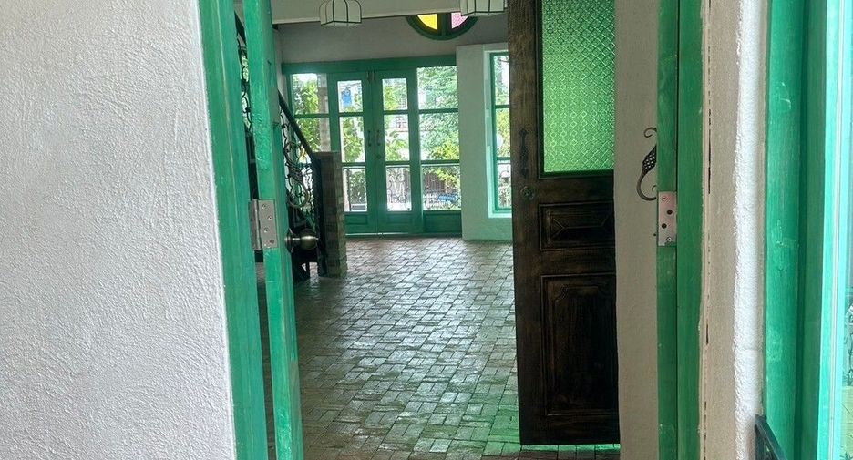For rent 5 bedrooms retail Space in Mueang Chiang Mai, Chiang Mai