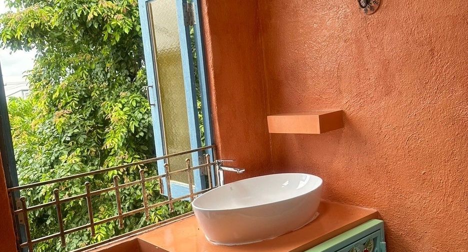 For rent 5 bedrooms retail Space in Mueang Chiang Mai, Chiang Mai