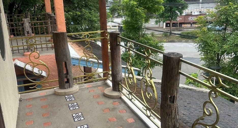 For rent 5 bedrooms retail Space in Mueang Chiang Mai, Chiang Mai