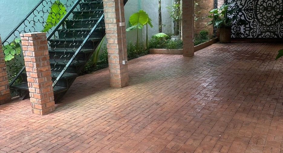 For rent 5 bedrooms retail Space in Mueang Chiang Mai, Chiang Mai