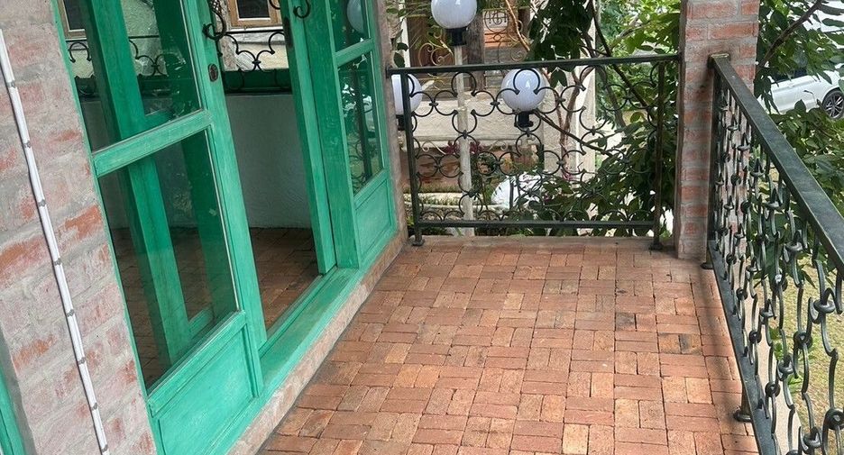 For rent 5 bedrooms retail Space in Mueang Chiang Mai, Chiang Mai