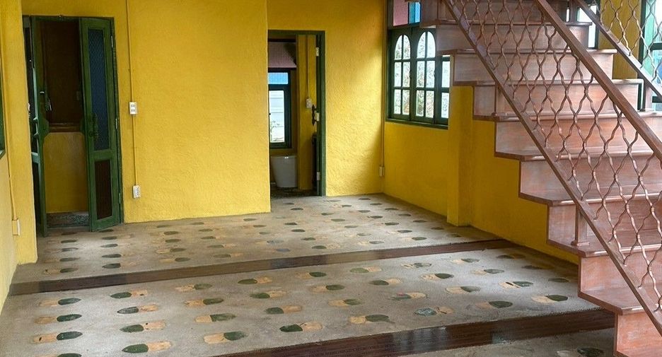 For rent 5 bedrooms retail Space in Mueang Chiang Mai, Chiang Mai