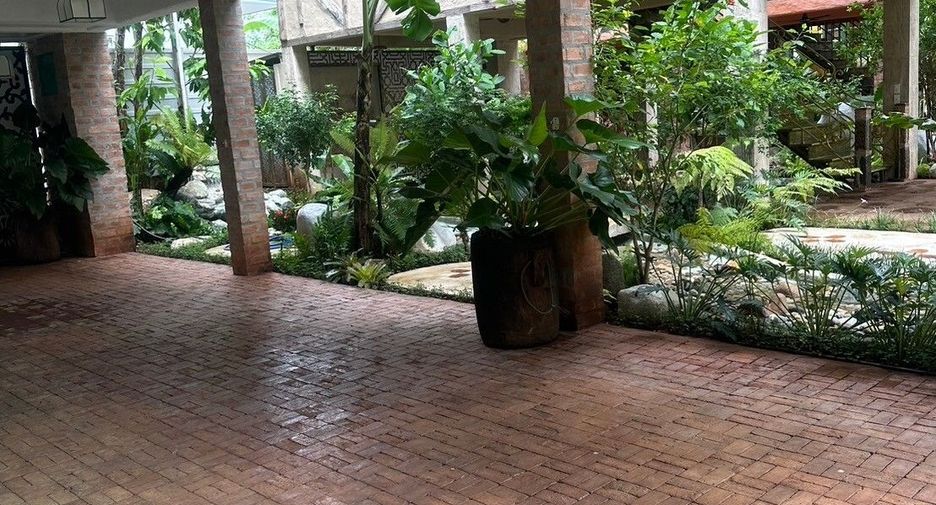For rent 5 bedrooms retail Space in Mueang Chiang Mai, Chiang Mai