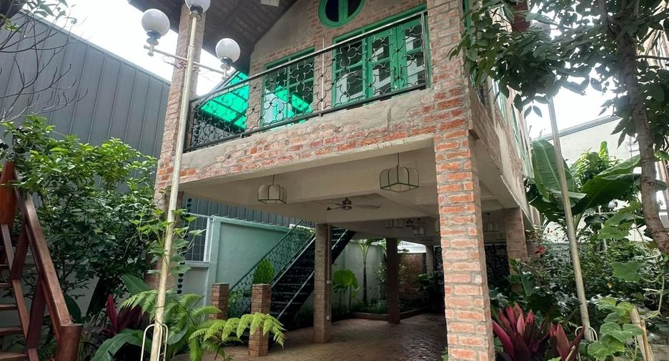 For rent 5 bedrooms retail Space in Mueang Chiang Mai, Chiang Mai