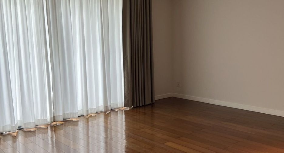 For sale 4 bedrooms condo in Yan Nawa, Bangkok