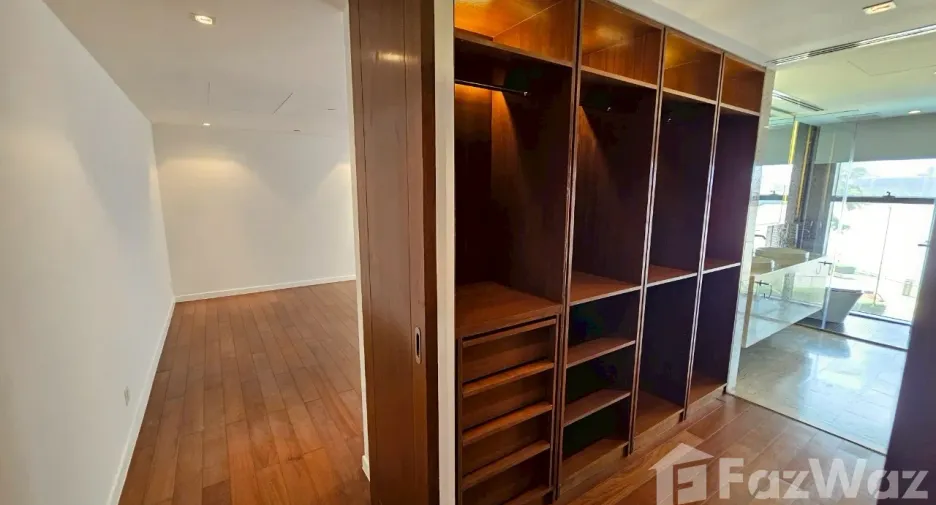 For sale 4 bedrooms condo in Yan Nawa, Bangkok