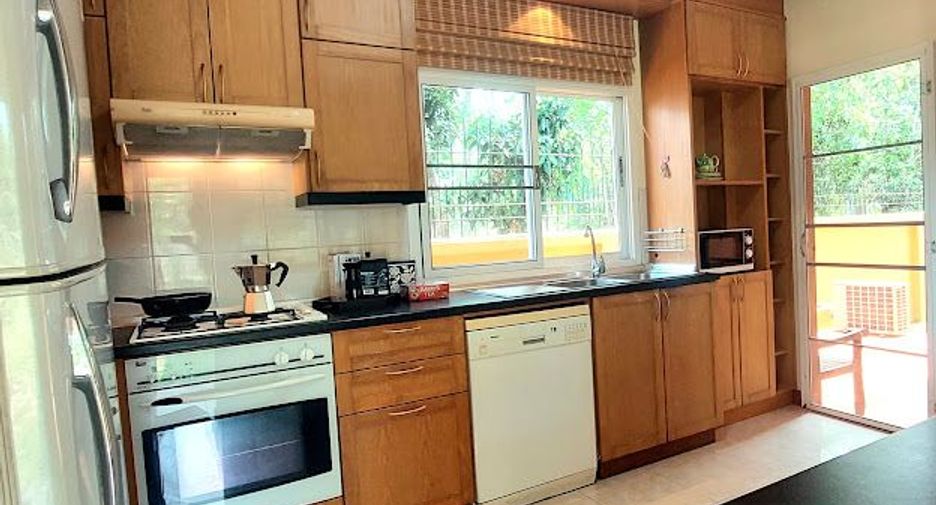 For rent 4 bedrooms house in Mueang Chiang Mai, Chiang Mai