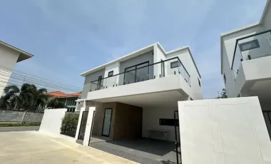 Villa en alquiler de 3 habitaciones en Bang Lamung, Chonburi