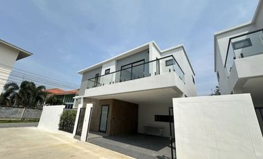 For rent 3 bedrooms villa in Bang Lamung, Chonburi