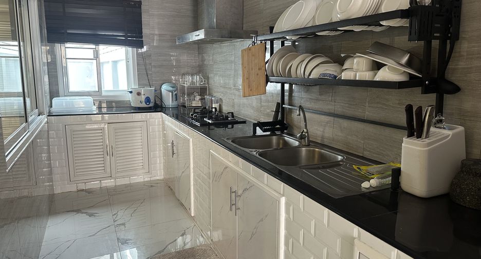 For rent 6 bedrooms villa in Saraphi, Chiang Mai