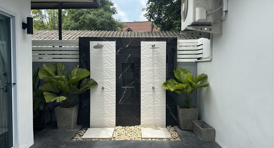 For rent 6 bedrooms villa in Saraphi, Chiang Mai