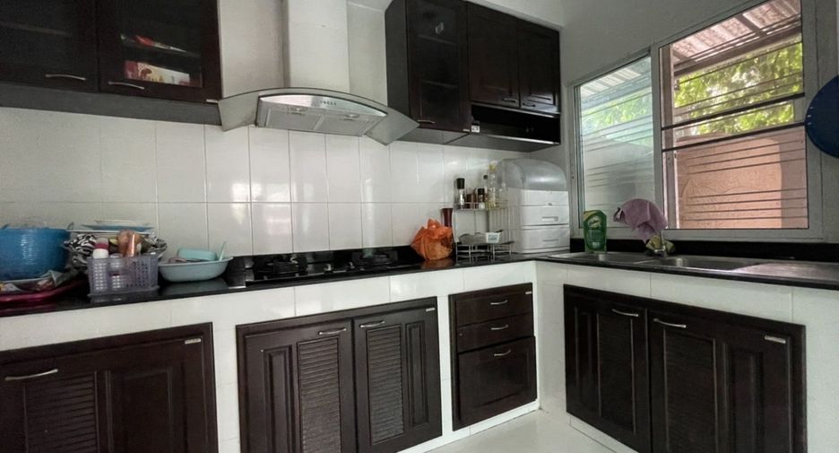 For rent 3 bedrooms townhouse in Mueang Chiang Mai, Chiang Mai