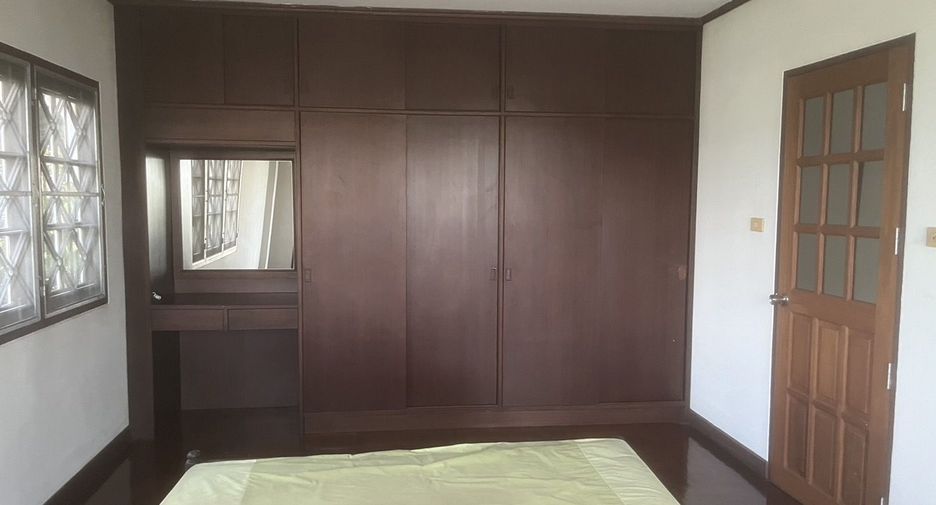 For sale 3 bedrooms house in Don Mueang, Bangkok