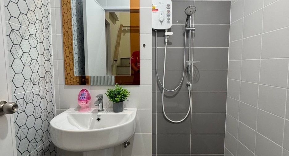 For rent 4 bedrooms townhouse in Mueang Chiang Mai, Chiang Mai