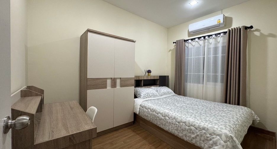 For rent 4 bedrooms townhouse in Mueang Chiang Mai, Chiang Mai