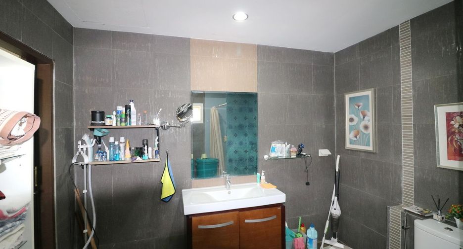 For sale 4 bedrooms house in Phen, Udon Thani