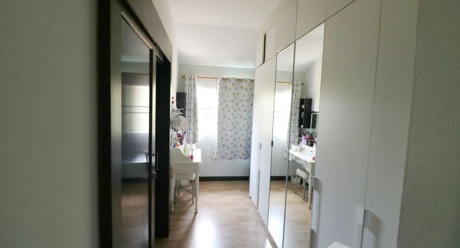 For sale 4 bedrooms house in Phen, Udon Thani
