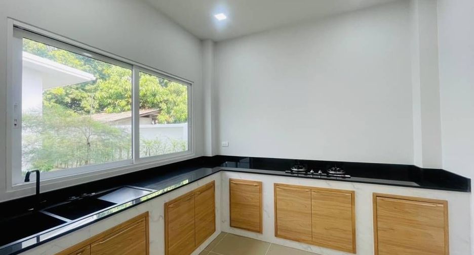 For rent 6 bedrooms villa in Saraphi, Chiang Mai