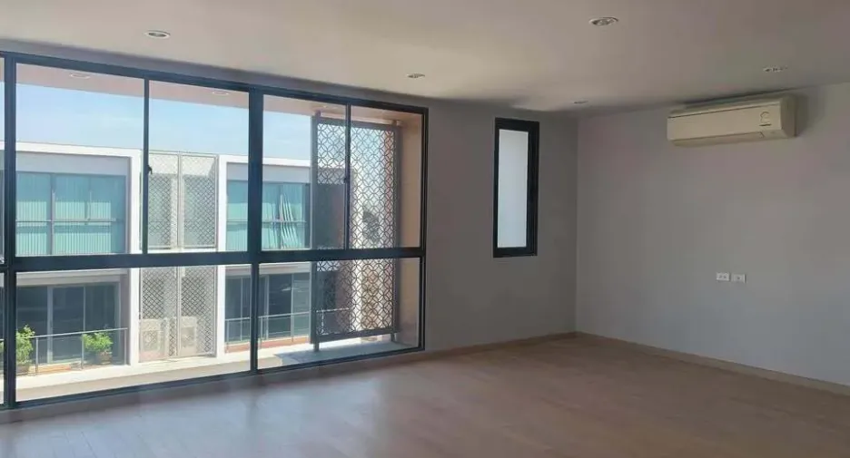 For sale 7 bedrooms house in Yan Nawa, Bangkok
