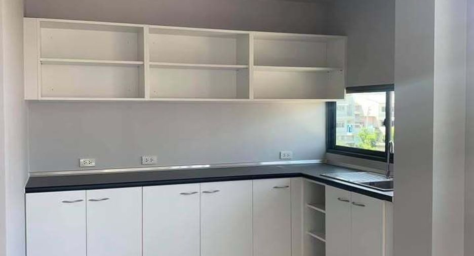For sale 7 bedrooms house in Yan Nawa, Bangkok