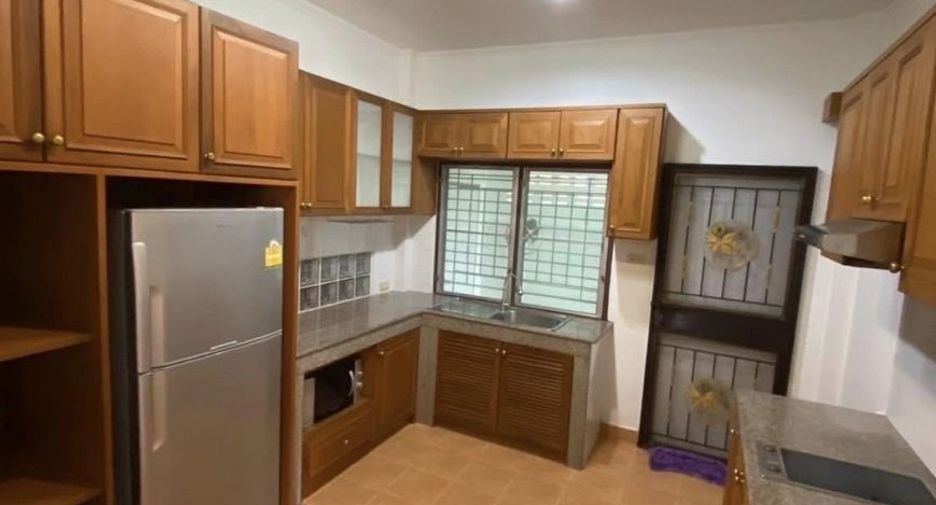Casa en alquiler de 3 habitaciones en Bang Lamung, Chonburi