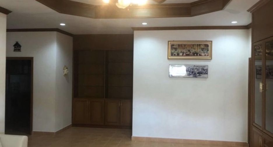 Casa en alquiler de 3 habitaciones en Bang Lamung, Chonburi