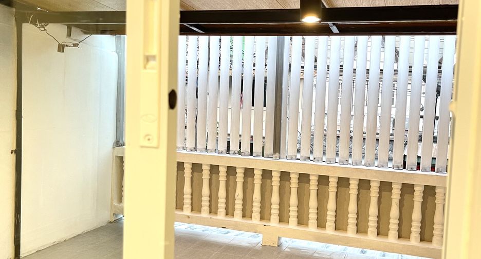 For sale 2 bedrooms townhouse in Mueang Lop Buri, Lopburi