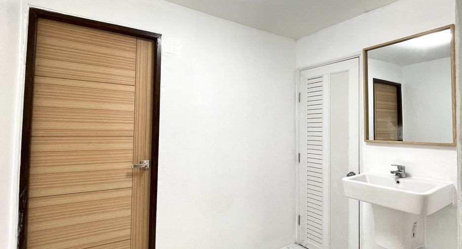 For sale 2 bedrooms townhouse in Mueang Lop Buri, Lopburi