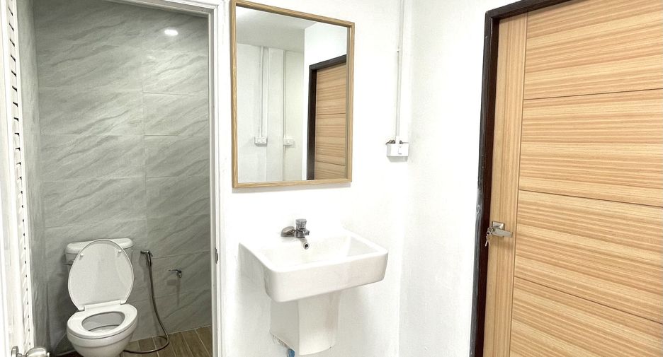 For sale 2 bedrooms townhouse in Mueang Lop Buri, Lopburi