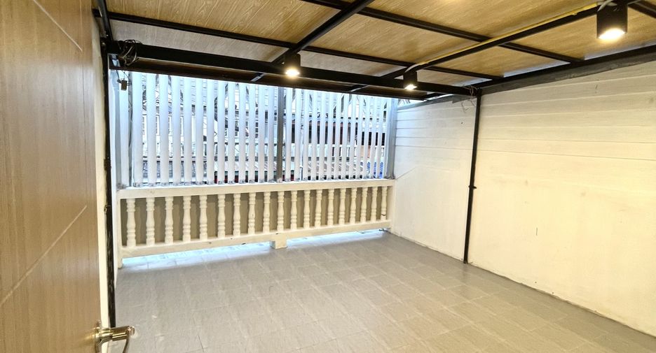 For sale 2 bedrooms townhouse in Mueang Lop Buri, Lopburi