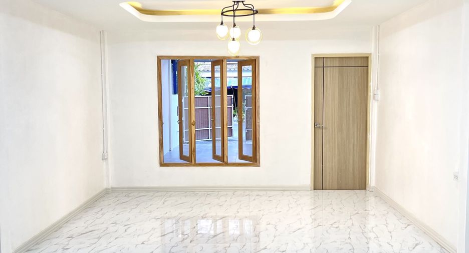 For sale 2 bedrooms townhouse in Mueang Lop Buri, Lopburi
