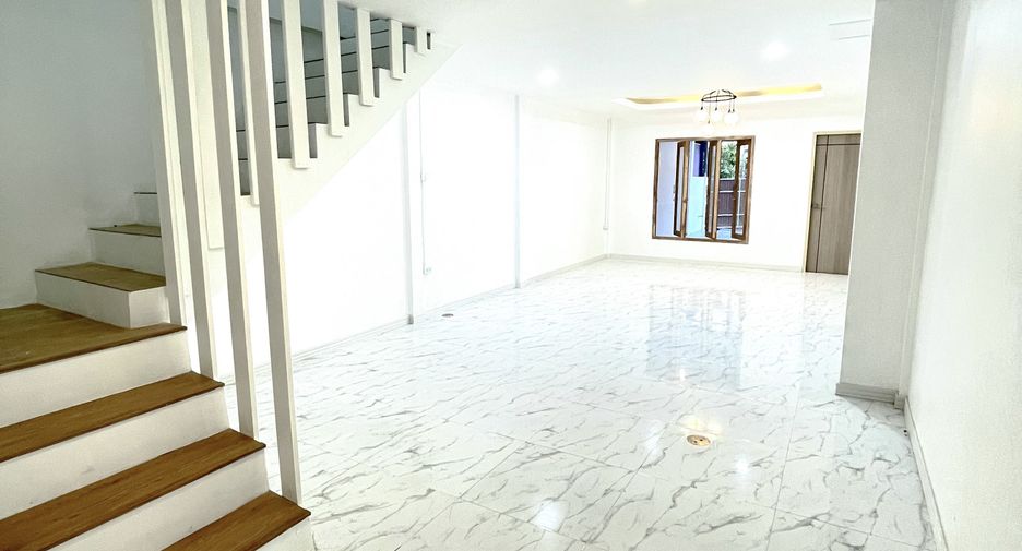 For sale 2 bedrooms townhouse in Mueang Lop Buri, Lopburi