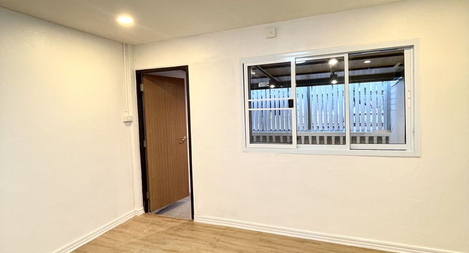 For sale 2 bedrooms townhouse in Mueang Lop Buri, Lopburi