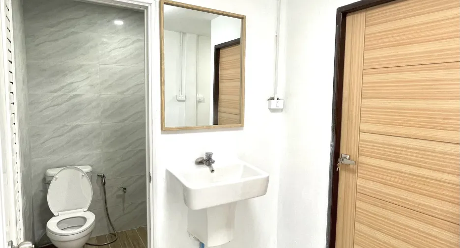 For sale 2 bedrooms townhouse in Mueang Lop Buri, Lopburi