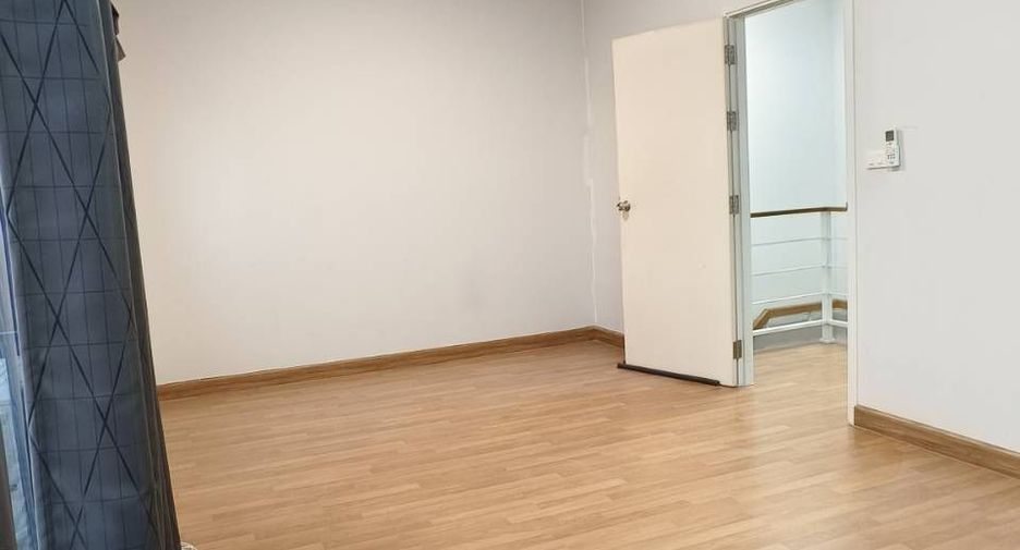 Casa adosada en venta y en alquiler de 3 habitaciones en Pak Kret, Nonthaburi