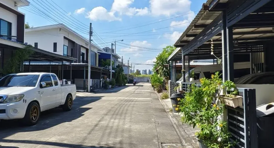 Casa adosada en venta y en alquiler de 3 habitaciones en Pak Kret, Nonthaburi