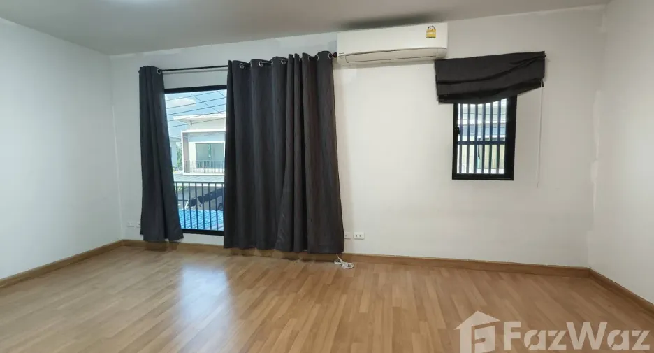 Casa adosada en venta y en alquiler de 3 habitaciones en Pak Kret, Nonthaburi
