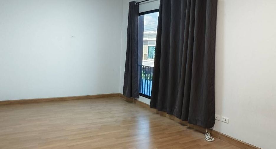 Casa adosada en venta y en alquiler de 3 habitaciones en Pak Kret, Nonthaburi