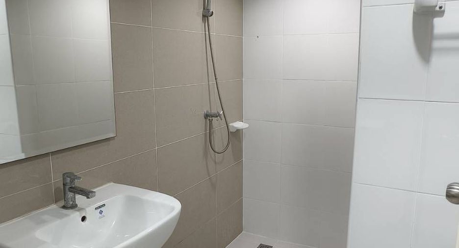 Casa adosada en venta y en alquiler de 3 habitaciones en Pak Kret, Nonthaburi