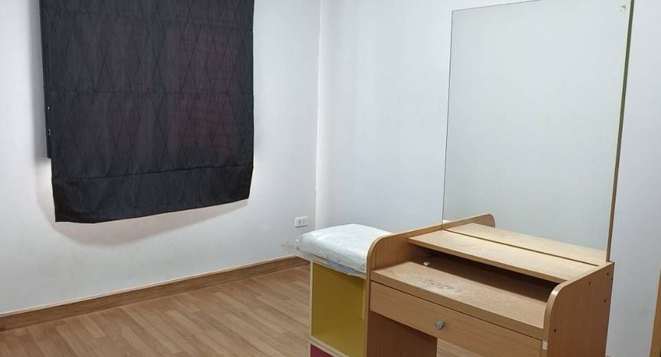 Casa adosada en venta y en alquiler de 3 habitaciones en Pak Kret, Nonthaburi