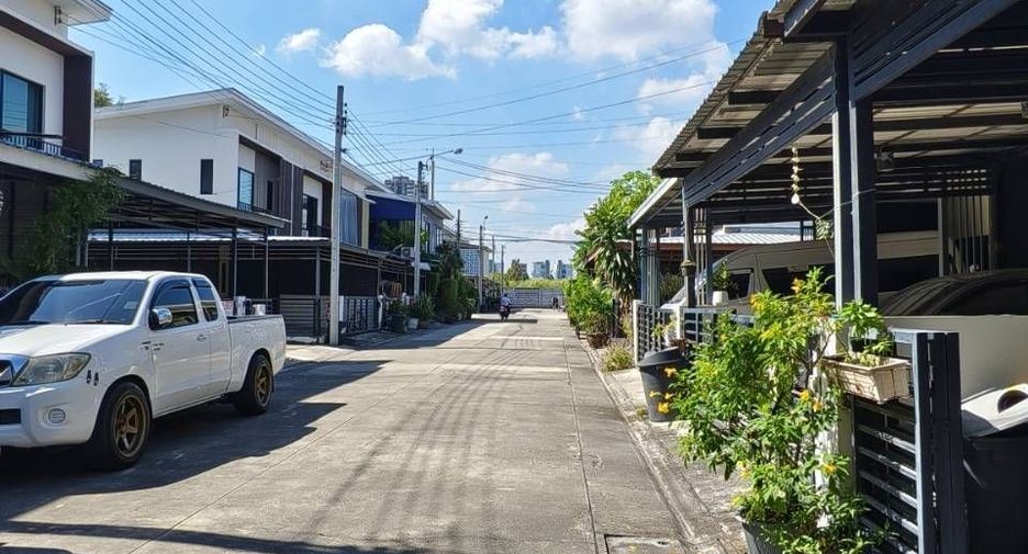 Casa adosada en venta y en alquiler de 3 habitaciones en Pak Kret, Nonthaburi