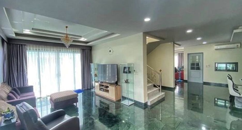 For sale 5 bedrooms villa in Taling Chan, Bangkok