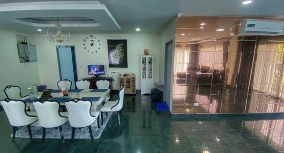For sale 5 bedrooms villa in Taling Chan, Bangkok