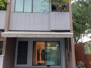 Casa adosada en venta de 3 habitaciones en Saphan Sung, Bangkok