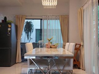 Casa adosada en venta de 3 habitaciones en Saphan Sung, Bangkok