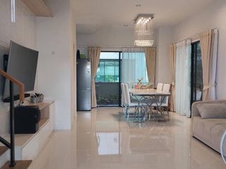 Casa adosada en venta de 3 habitaciones en Saphan Sung, Bangkok