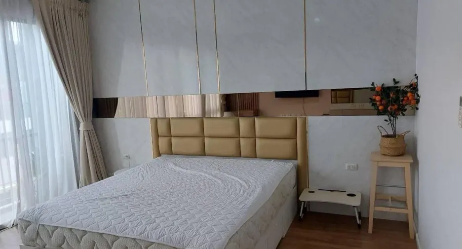 Casa adosada en venta de 3 habitaciones en Saphan Sung, Bangkok