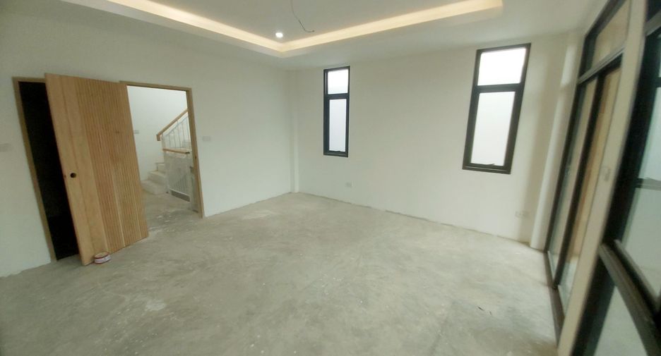 For sale 4 bedrooms house in Huai Khwang, Bangkok