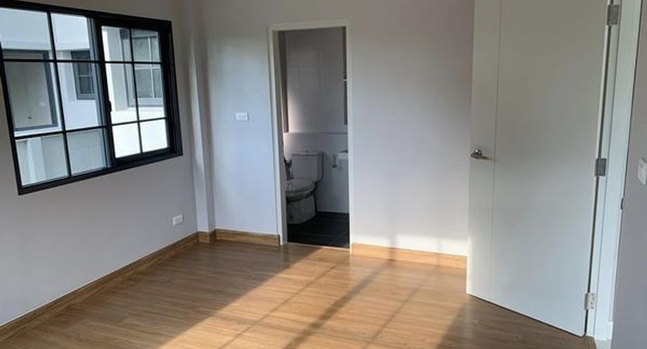 Casa en venta y en alquiler de 4 habitaciones en Bang Phli, Samut Prakan