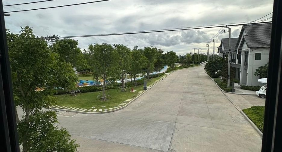 Casa en venta y en alquiler de 4 habitaciones en Bang Phli, Samut Prakan